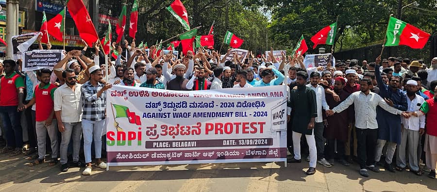 <div class="paragraphs"><p>ಬೆಳಗಾವಿಯಲ್ಲಿ ಸೋಷಿಯಲ್ ಡೆಮಾಕ್ರೆಟಿಕ್ ಪಾರ್ಟಿ ಆಫ್ ಇಂಡಿಯಾ ಕಾರ್ಯಕರ್ತರು ಶುಕ್ರವಾರ ಪ್ರತಿಭಟನೆ ನಡೆಸಿದ</p></div>